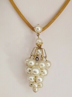 Pearl Grape Cluster On Hold Mesh Chain